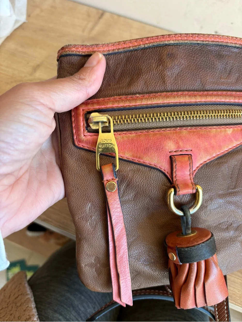 Authentic Louis Vuitton crossbody bag - Picture 7 of 8